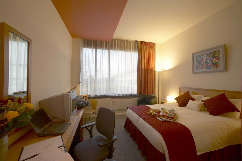 Camden Court Hotel Дъблин Екстериор снимка