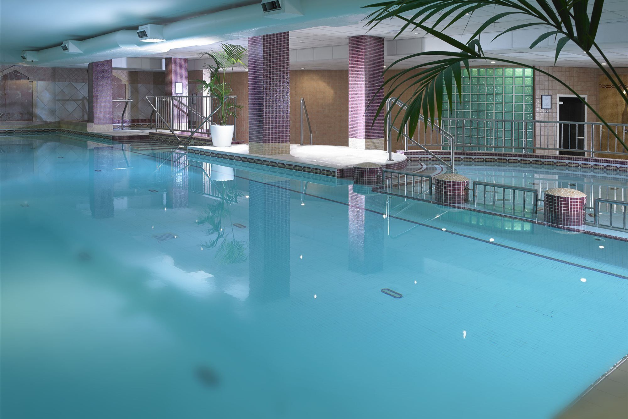 Camden Court Hotel Дъблин Екстериор снимка