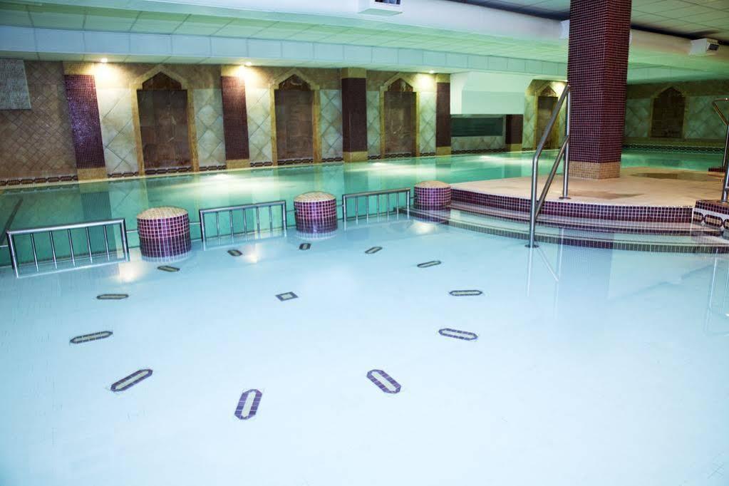 Camden Court Hotel Дъблин Екстериор снимка